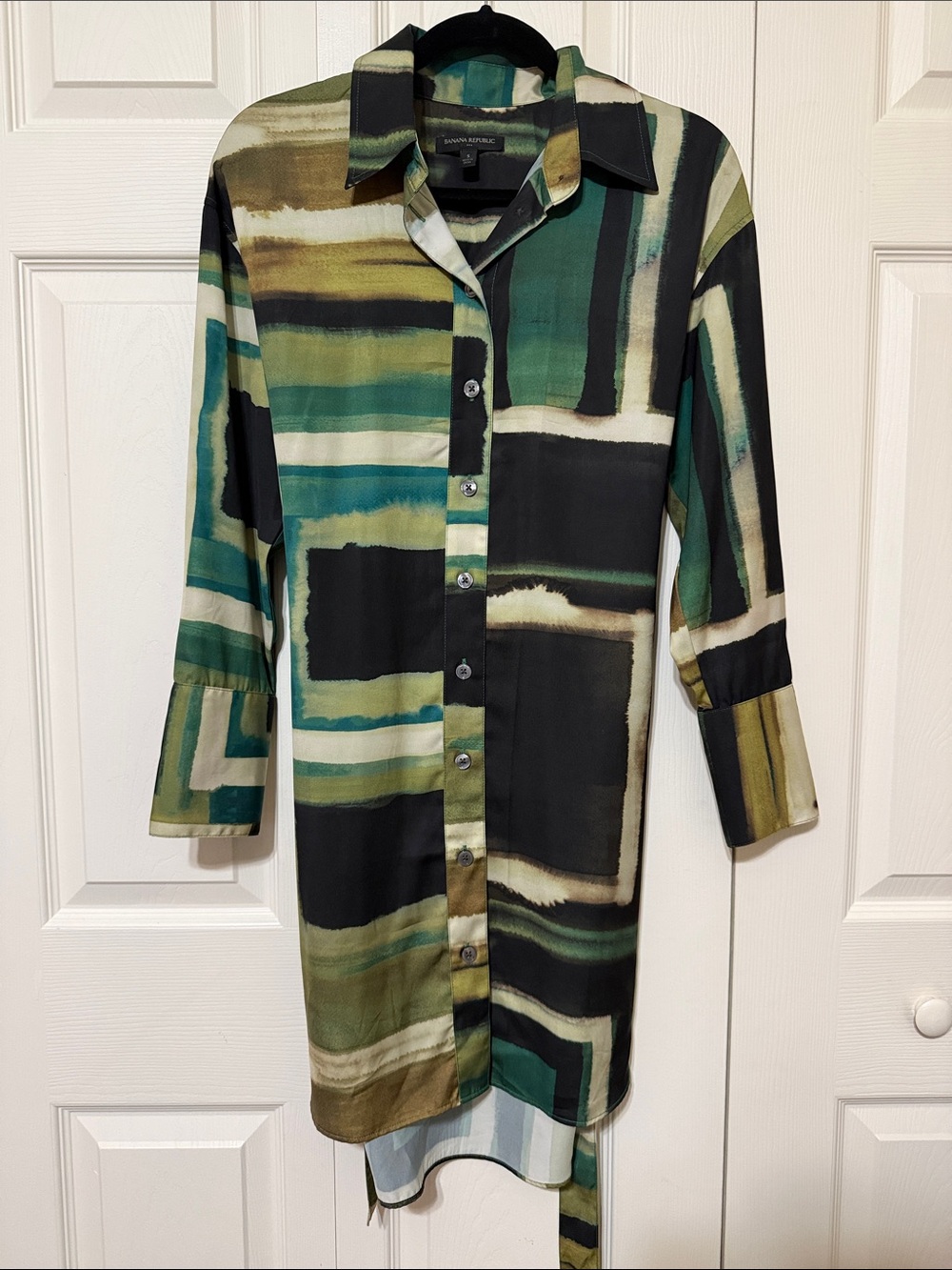 Button-Front Geometric Print Shirt Dress in Green and Black